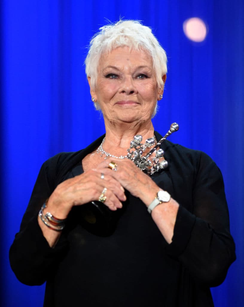 Al principio a Bond le disgusta Vesper Lynd, la hermosa oficial del Tesoro que debe vigilar el dinero del gobierno. Pero, a medida que Bond y Vesper se ven obligados a defenderse juntos de los mortales ataques de Le Chiffre y sus secuaces, nace entre ellos una atracción mutua.
<br>