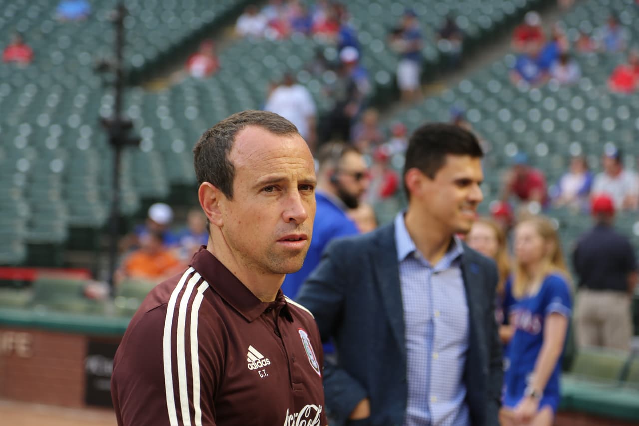 Ante unos 10 mil espectadores, Torrado apareció sobre el diamante para intercambiar el jersey de la selección mexicana con Elvis Andrus quien le regaló una franela de los tejanos.