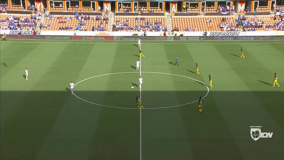 Arranca el partido y la pelota está en juego.