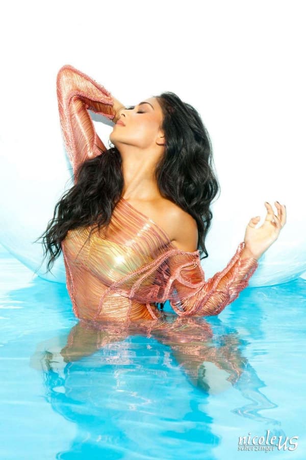 Tras terminar su relación con el Lewis Hamilton, la espectacular cantante británica se le ha visto muy cariñosa con el futbolista del Olympiacos, Pajtim Kasami.