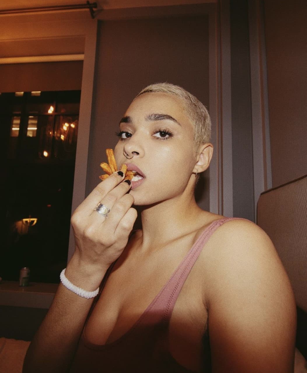 Perrault es una joven cantante que recientemente logró aparecer en Brodway, en el musical de 'Jagged Little Pill'.
<br>