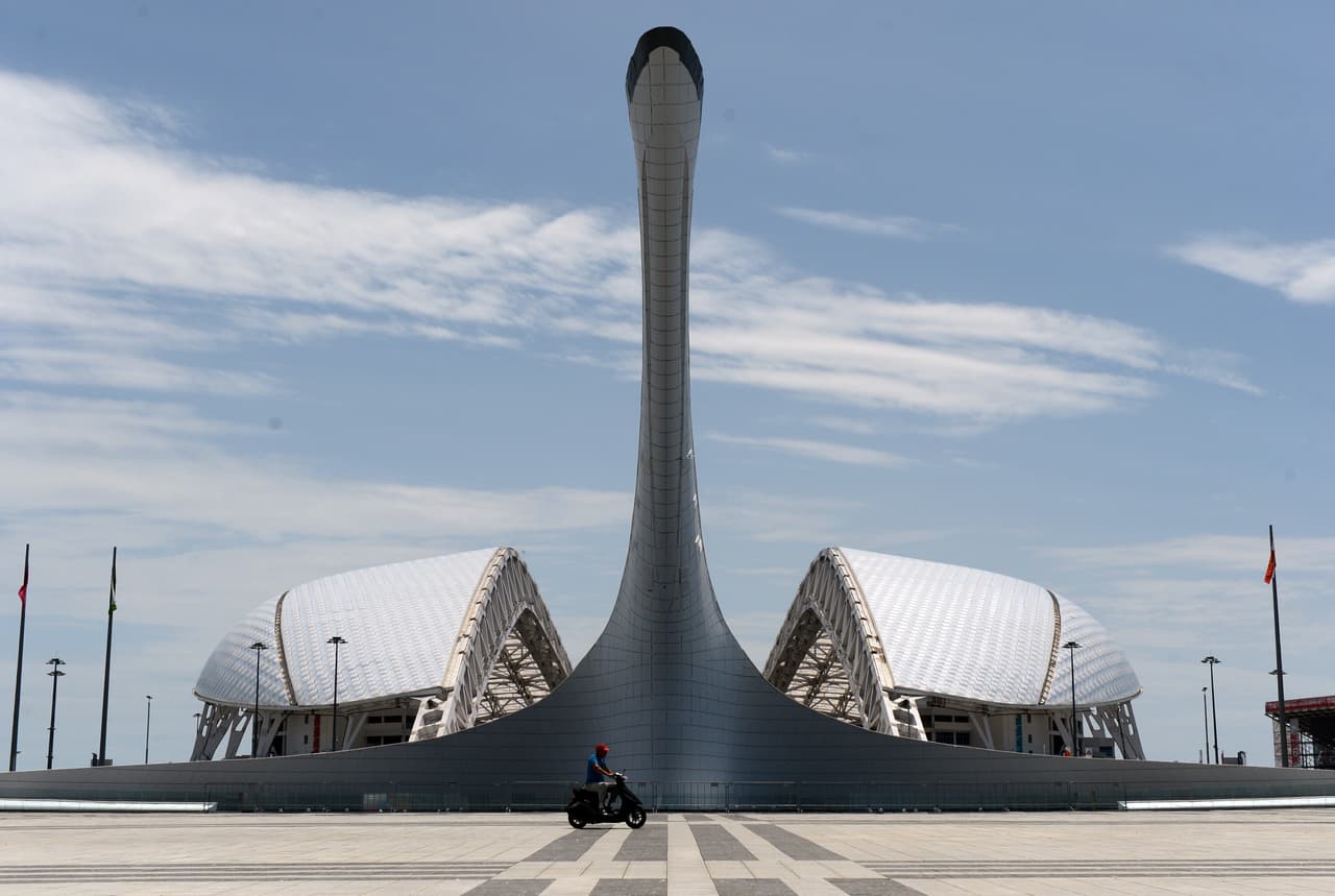 La apertura de su techo permite ver por el norte la estación de esquí alpino de Krasnaya Polyana; y por el sur, las aguas del Mar Negro.
