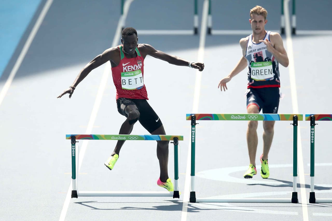 El atleta keniano Nicholas Bett, quien era favorito en los 400 metros con vallas por ser el actual campeón mundial, se despidió de los Juegos Olímpicos Río 2016 al ser descalificado tras derribar la última valla.