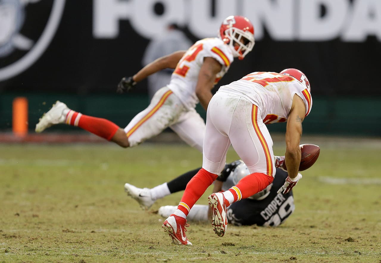 Branch tuvo cuatro tackleadas y una intercepción que regresó 38 yardas para touchdown en el último cuarto para que los Chiefs ganaran 34-20 a los Raiders.