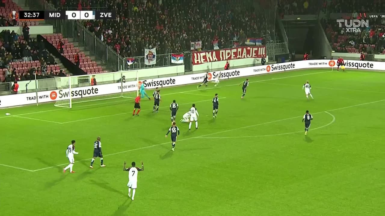 ¡CERCA! Nikolas Dyhr disparó que se estrella en el poste.