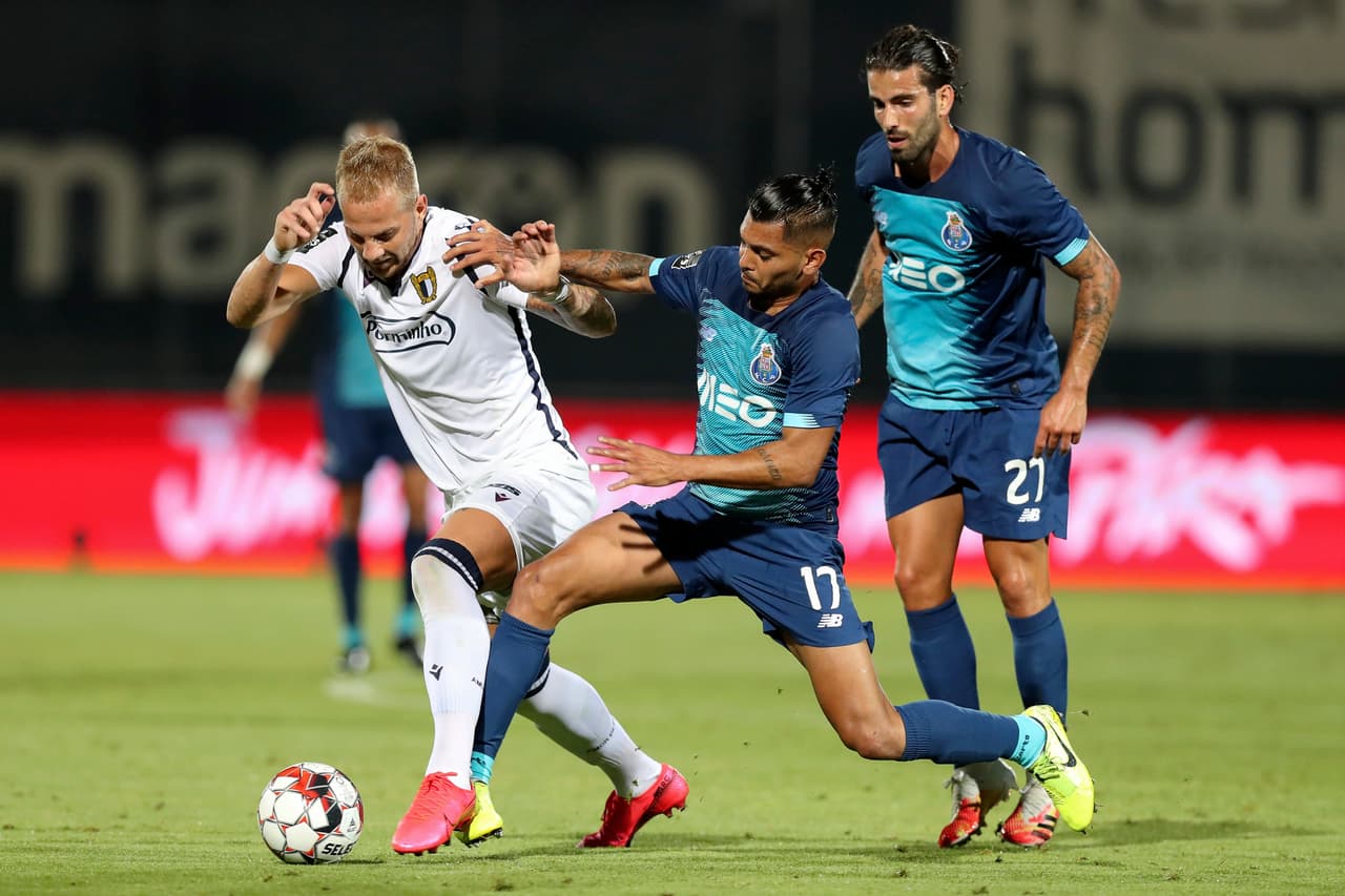 Uros Racic le gana por velocidad al Tecatito por que el mexicano opta por cometer la falta.