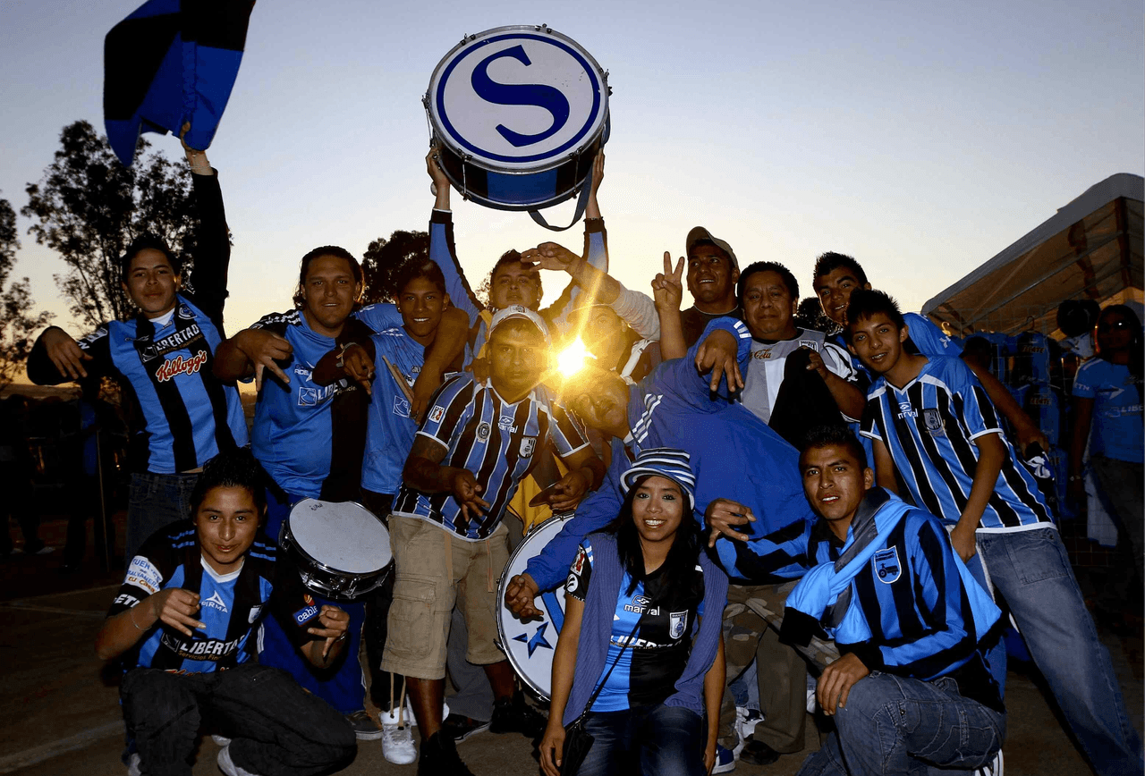 Siempre brillando, así es la afición de Gallos.