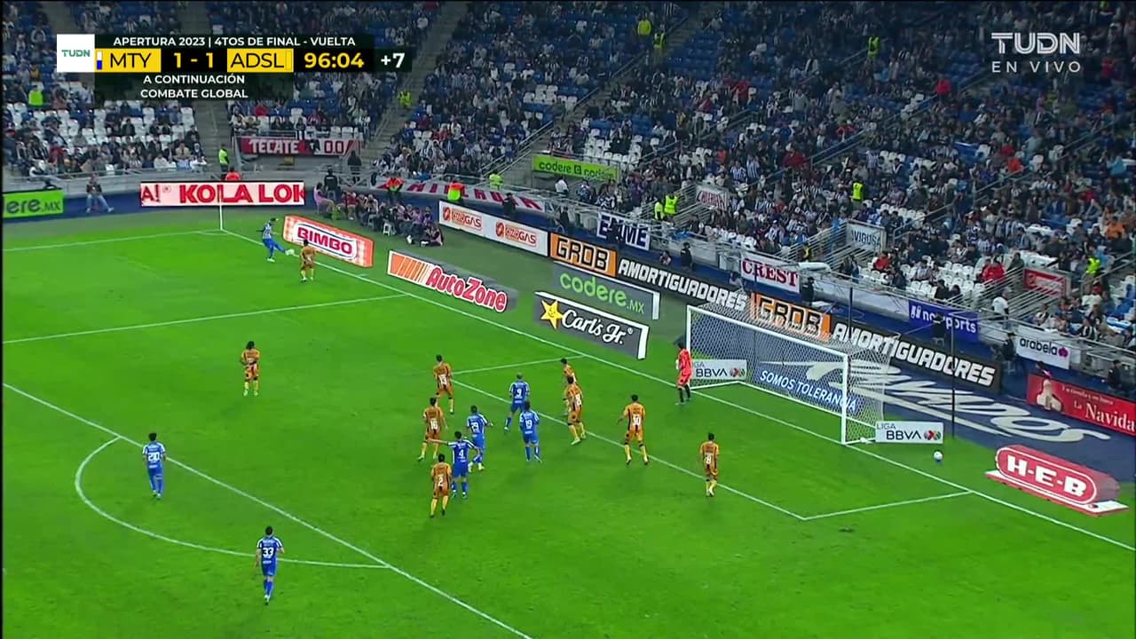 ¡CERCA! Vitinho disparó que se estrella en el poste.