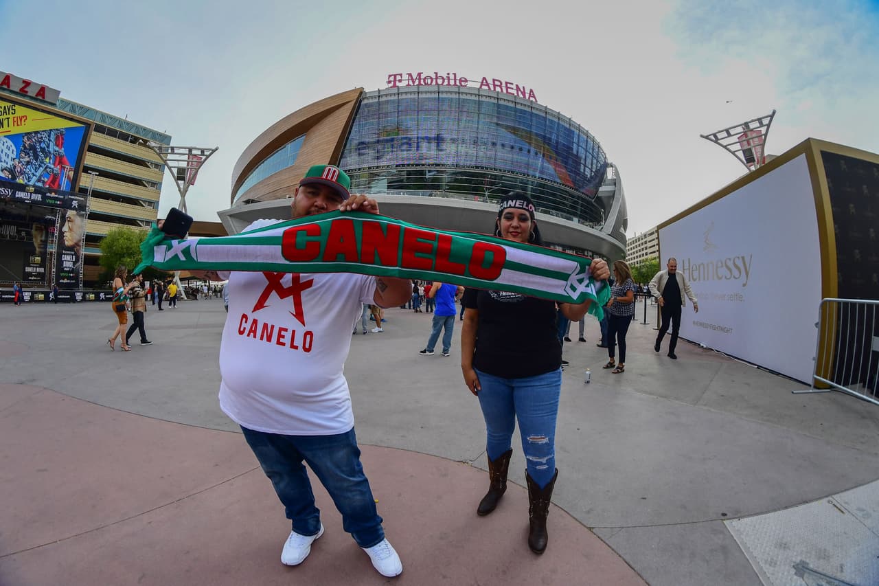 A menos de dos horas de que inicie el combate entre Canelo y Bivol, así se vive el ambiente afuera de la T-Mobile.