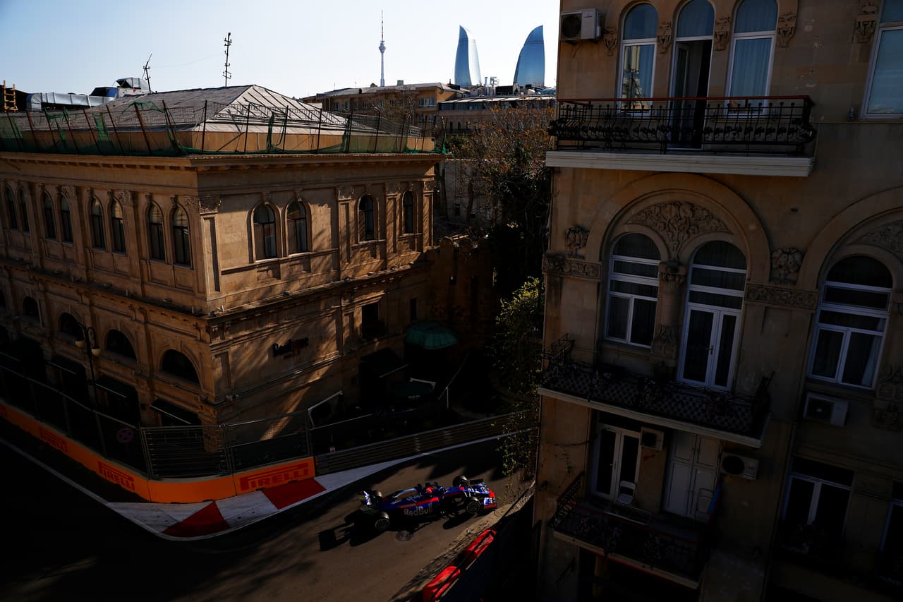 Charles Leclerc logró los mejores tiempos en las dos primeras sesiones libres en Azerbaiyán y en amboas estuvo seguido por su compañero de Ferrari Sebastian Vettel. Sergio 'Checo' Pérez no pasó del puesto 13 y la jornada contó con un incidente a 12 minutos de haber comenzado por una alcantarilla floja.