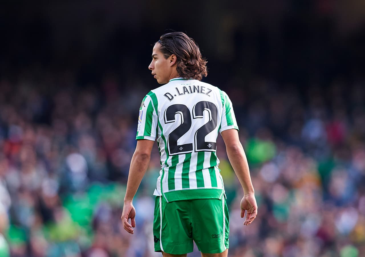 El mexicano, cuyo dorsal tiene el número 22, tuvo su primera experiencia en el fútbol europeo en este partido.