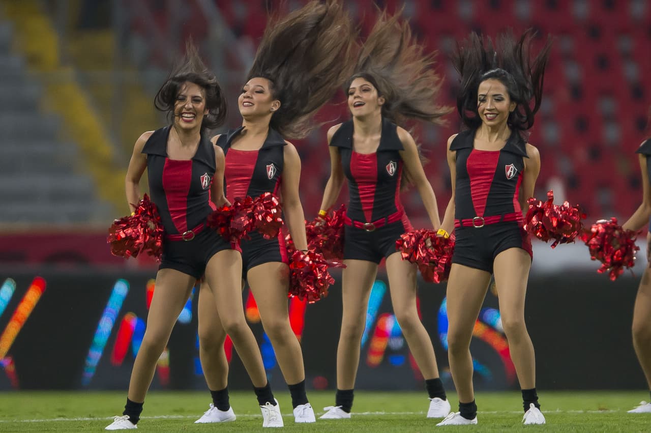 Porristas del Atlas FC animan la antesala del partido Atlas-Querétaro.