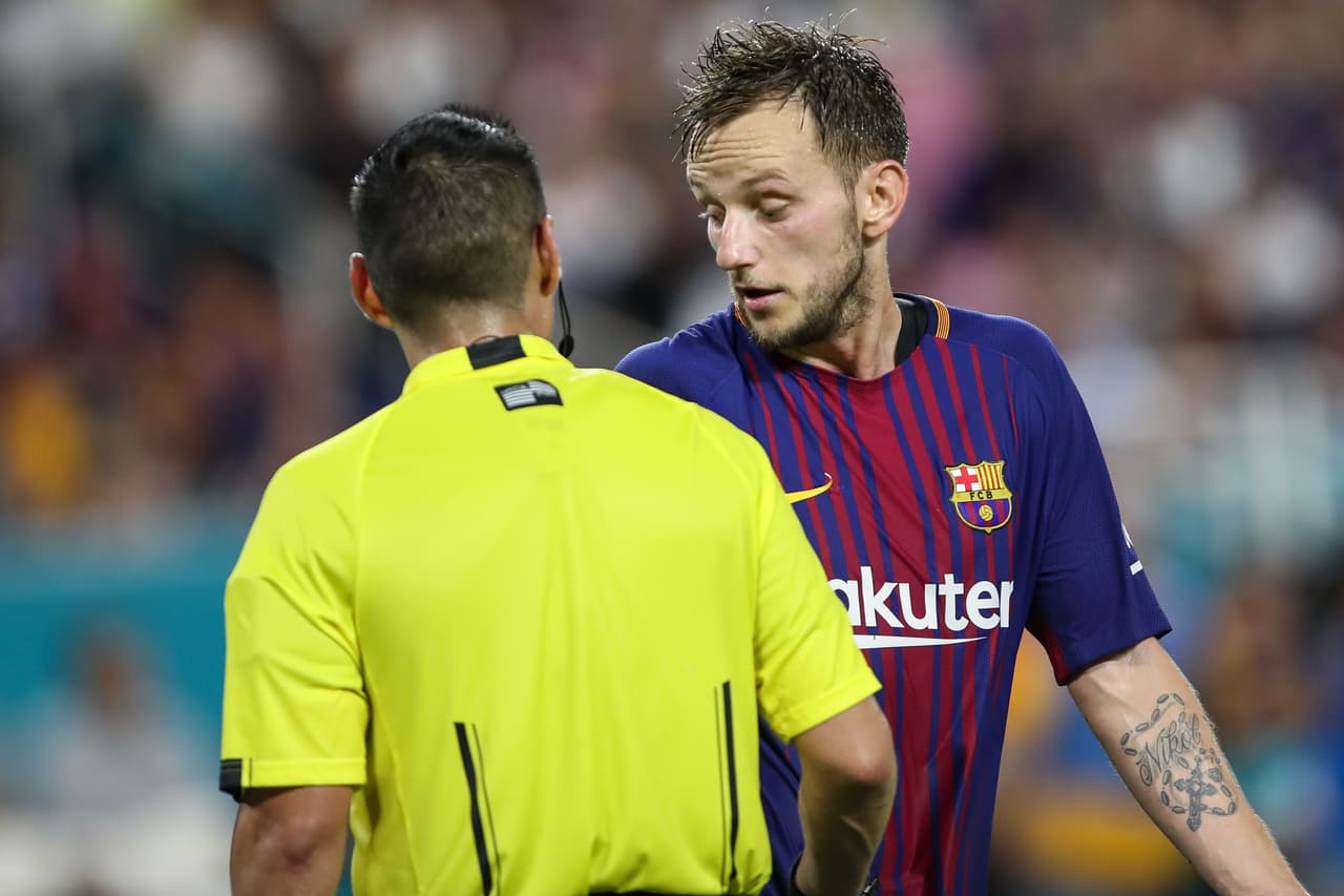 MIAMI GARDENS, FL - JULY 29: Ivan Rakitic of FC Barcelona has a disagreement with Referee Jair Marrufo during the International Champions Cup 2017 match between Real Madrid and FC Barcelona at Hard Rock Stadium on July 29, 2017 in Miami Gardens, Florida. (Photo by Robbie Jay Barratt - AMA/Getty Images)