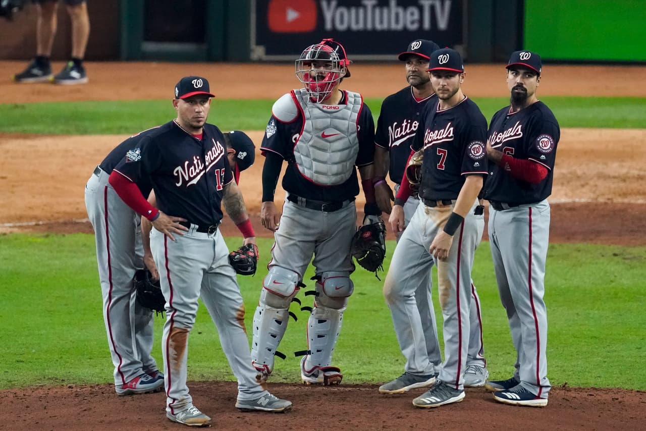Los Houston Astros caen en el primer juego de la Serie Mundial 5-4 en el Minute Maid Park.