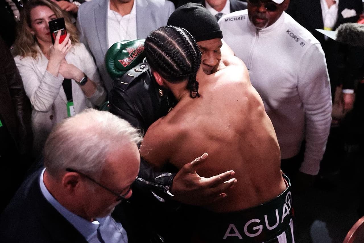 El emotivo abrazo entre Mike Tyson y David Benavidez tras derrotar a Andrade