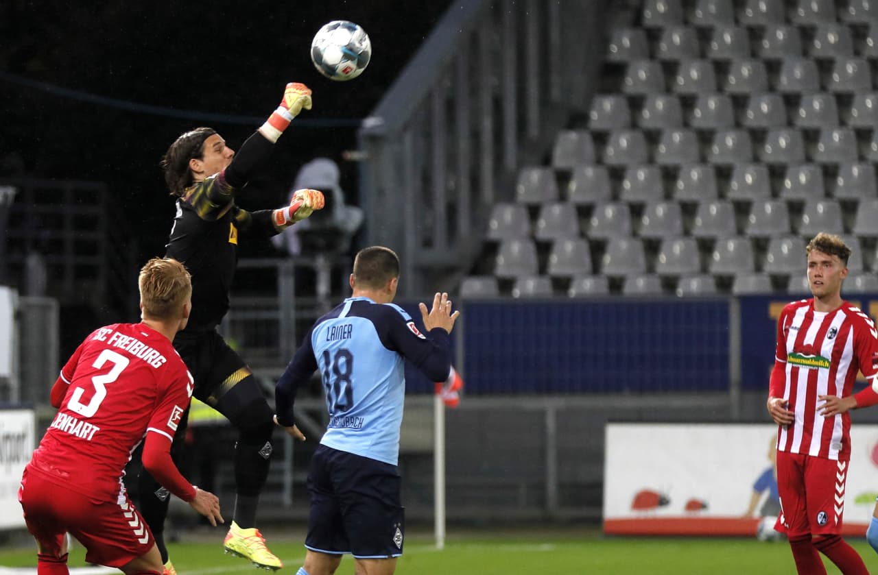 Al 26’ anularon un gol para Gladbach por fuera de lugar. Los visitantes ya dominaban el encuentro.