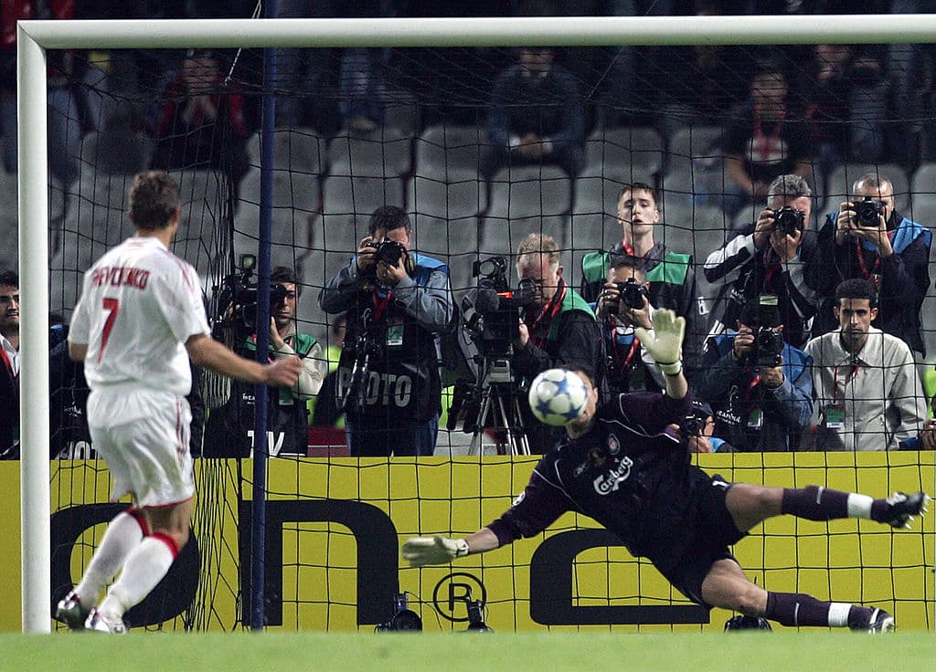 El arquero Jerzy Dudek (derecha) atajó un cobro a Andriy Shevchenko (izquierda) y finalmente el Liverpool ganó 3-2 en la definiciónd esde el punto penal.