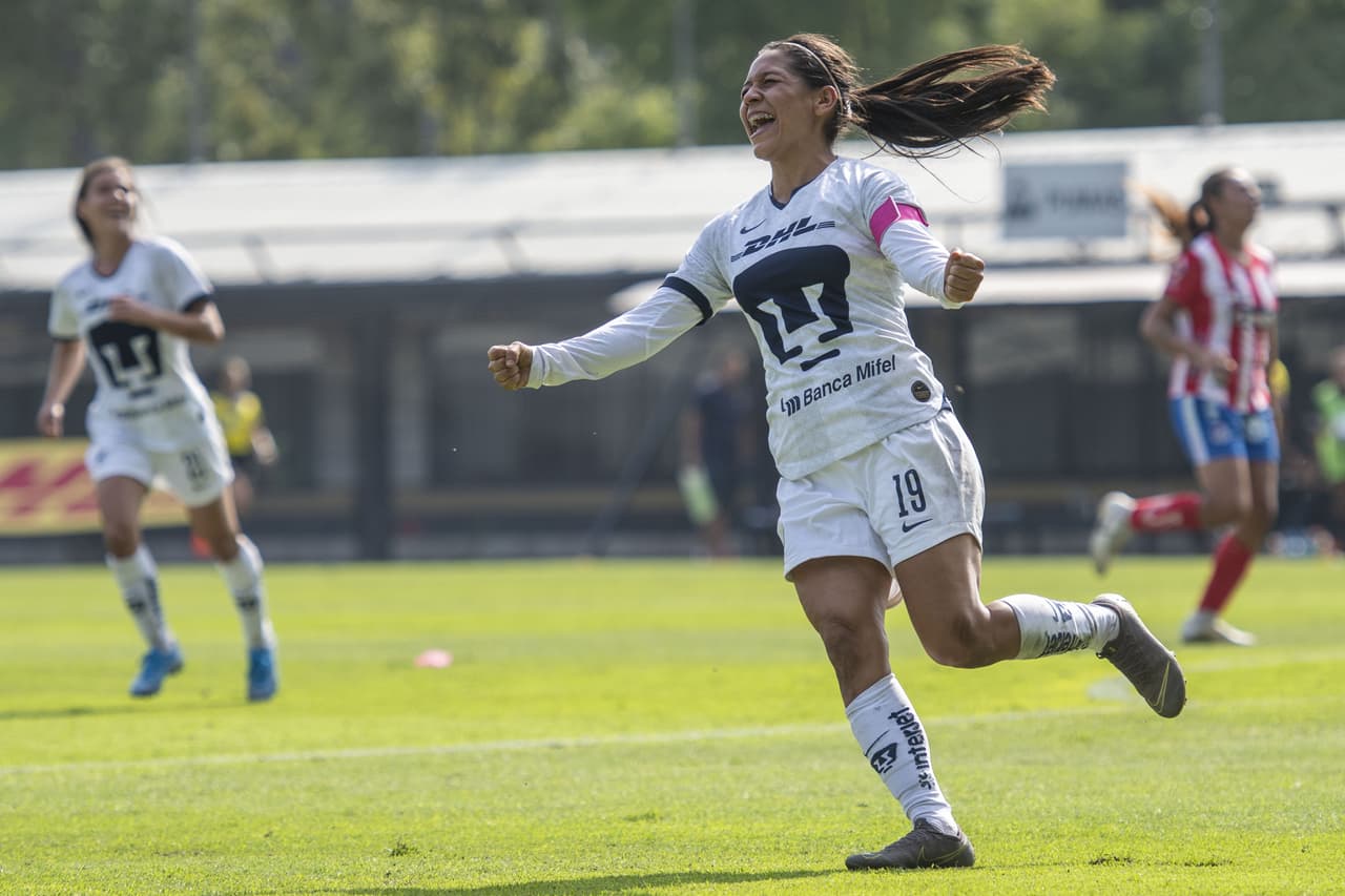 A los 45' del primer tiempo, Edna Santamaría bombeó el balón por encima de la portera para cerrar el marcador.