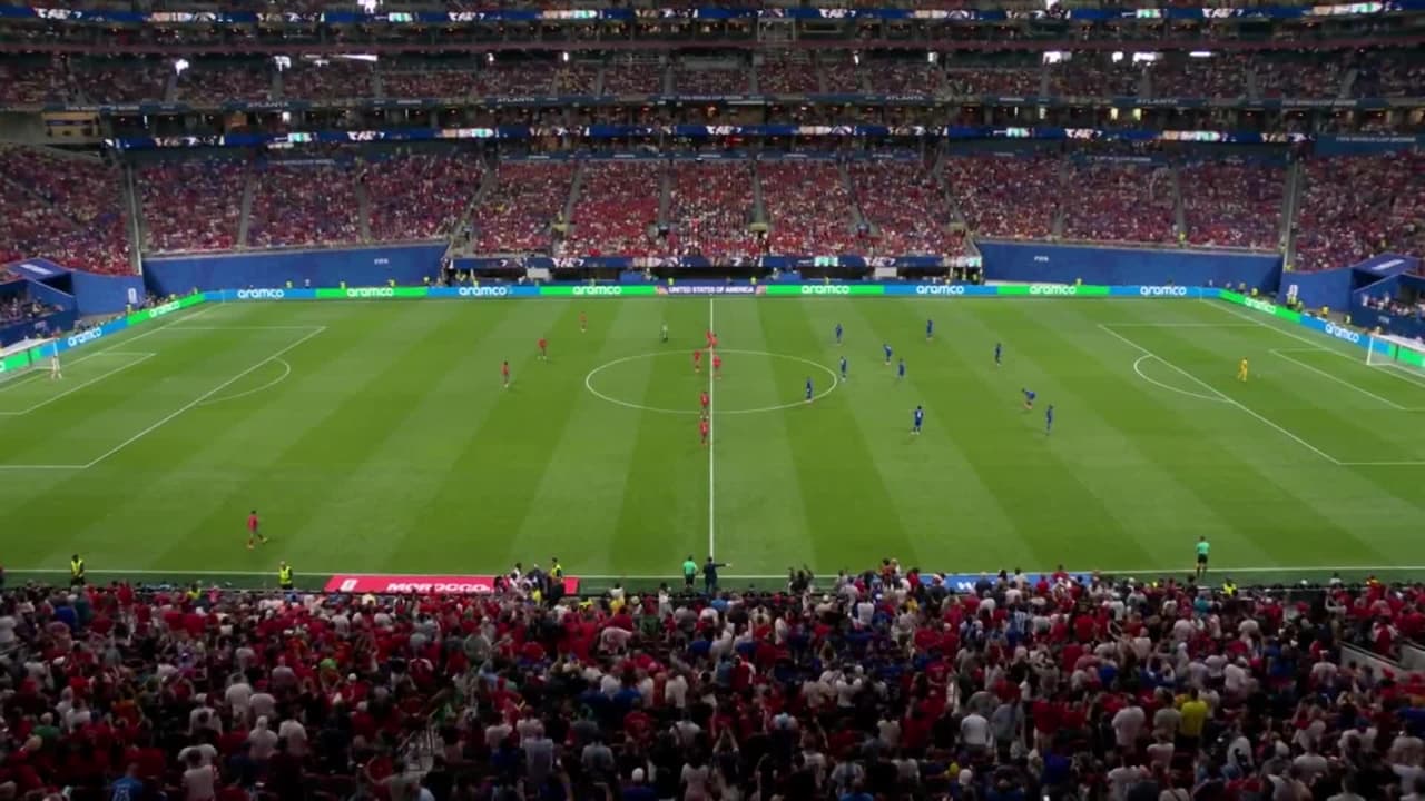 Arranca el partido y la pelota está en juego.