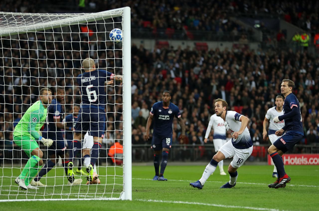 Pero en la línea apareció Angeliño con su cabeza para rechazar la pelota y ahogar el grito de gol de los ingleses.