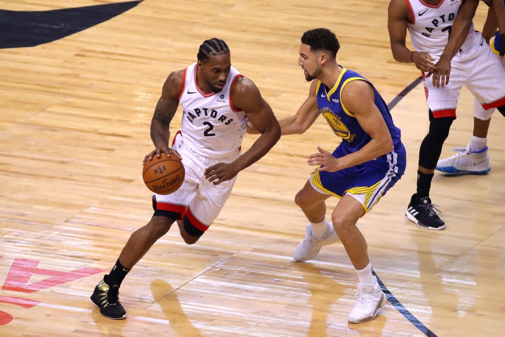 Los Warriors no contaron con el apoyo de siempre con Kevin Durant, ausente, y un discreto Klay Thompson, por lo que será imperante el resto de la serie ver a un Kawhi Leonard más sólido, con mayor confianza y que se convierta en el jugador que ha guiado el año entero a los Raptors en estas Finales.