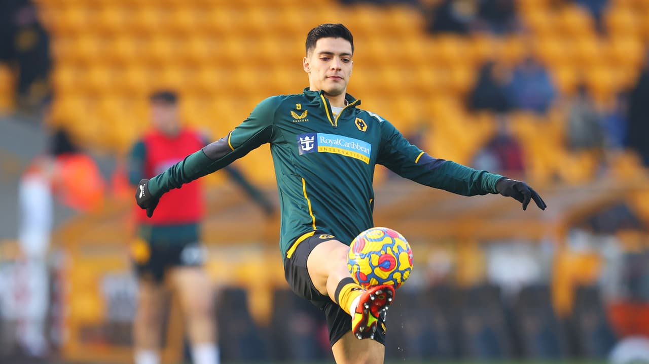 Raúl Jiménez no fue convocado por los Wolves por molestias musculares