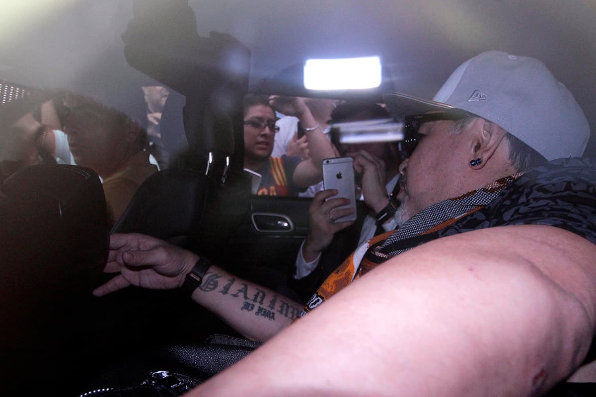Maradona se marchó en un automóvil sin dar mayores declaraciones.