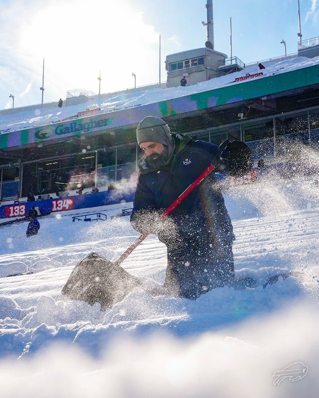 Bills vuelve a pedir voluntarios para palear nieve, fans protestan