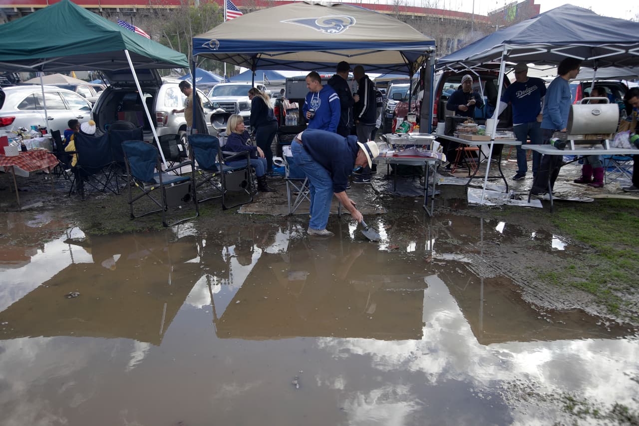 En el parqueadero de Los Angeles Memorial Coliseum los fanáticos acamparon para protegerse de la lluvia.
