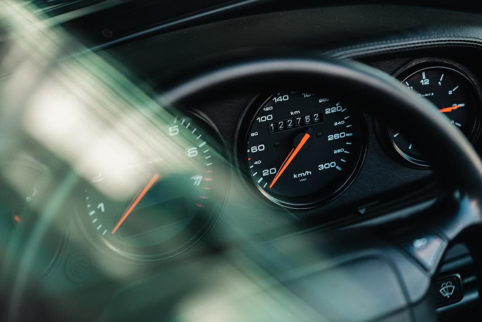 El Porsche se encuentra en condiciones impecables con un odómetro que registra casi 123,000 kilómetros, equivalente a poco más de 76,000 millas.