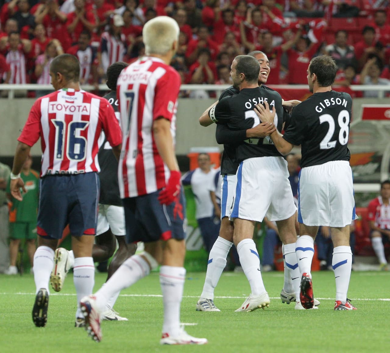 El duelo acabó 3-2: Chris Smalling fue uno de los anotadores.