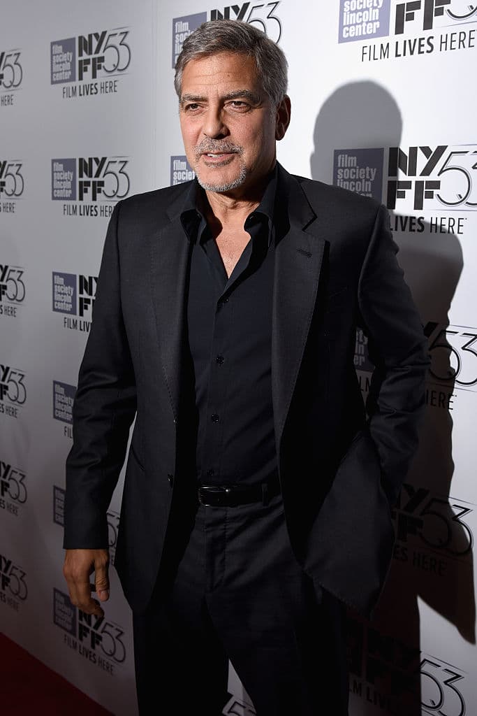 Three Kings (1999) - En marzo de 1991, el capitán Archie Gates, los sargentos Troy Barlow y Chief Elgin y el soldado Conrad Vig matan el tiempo en el desierto iraquí mientras aguardan el fin de la guerra y la vuelta a la aburrida y desesperanzada vida civil.
<br>