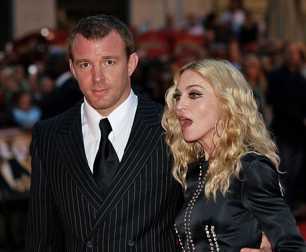 Madonna y Guy Ritchie – La exitosa artista estadounidense se casó en director en el 2000 y se divorciaron en el 2008.
