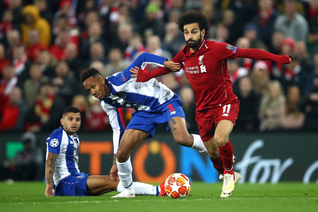 Se puede decir que por esta vez Mohamed Salah del Liverpool le ganó la batalla a Tecatito Corona, pero a esta historia todavía le faltan 90 minutos.