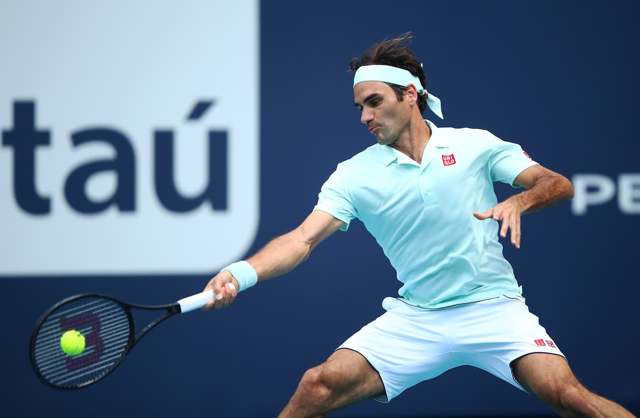 Federer, de 37 años, apenas necesitó una hora y dos minutos para conseguir la tercera victoria consecutiva en los duelos que ambos han mantenido como profesionales y tendrá de rival en los cuartos de final a otro veterano, el sudafricano Kevin Anderson, de 32 años, sexto cabeza de serie.