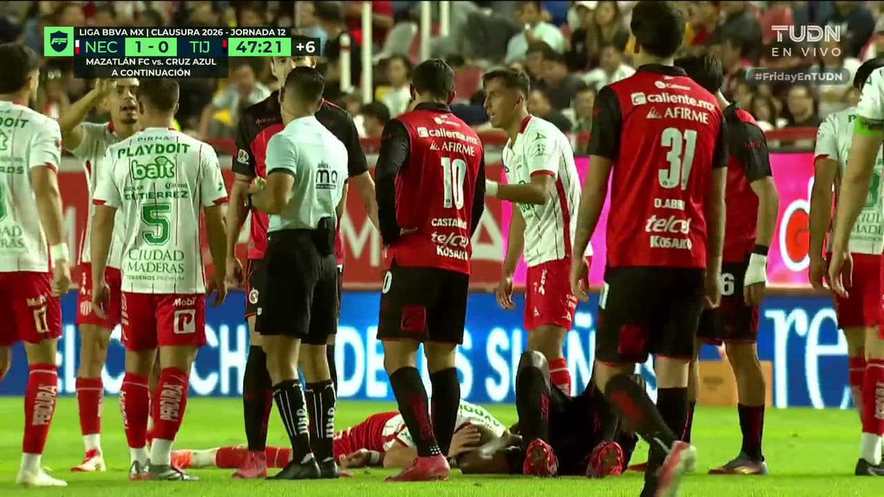 ¡Impactante choque de cabezas en el área!