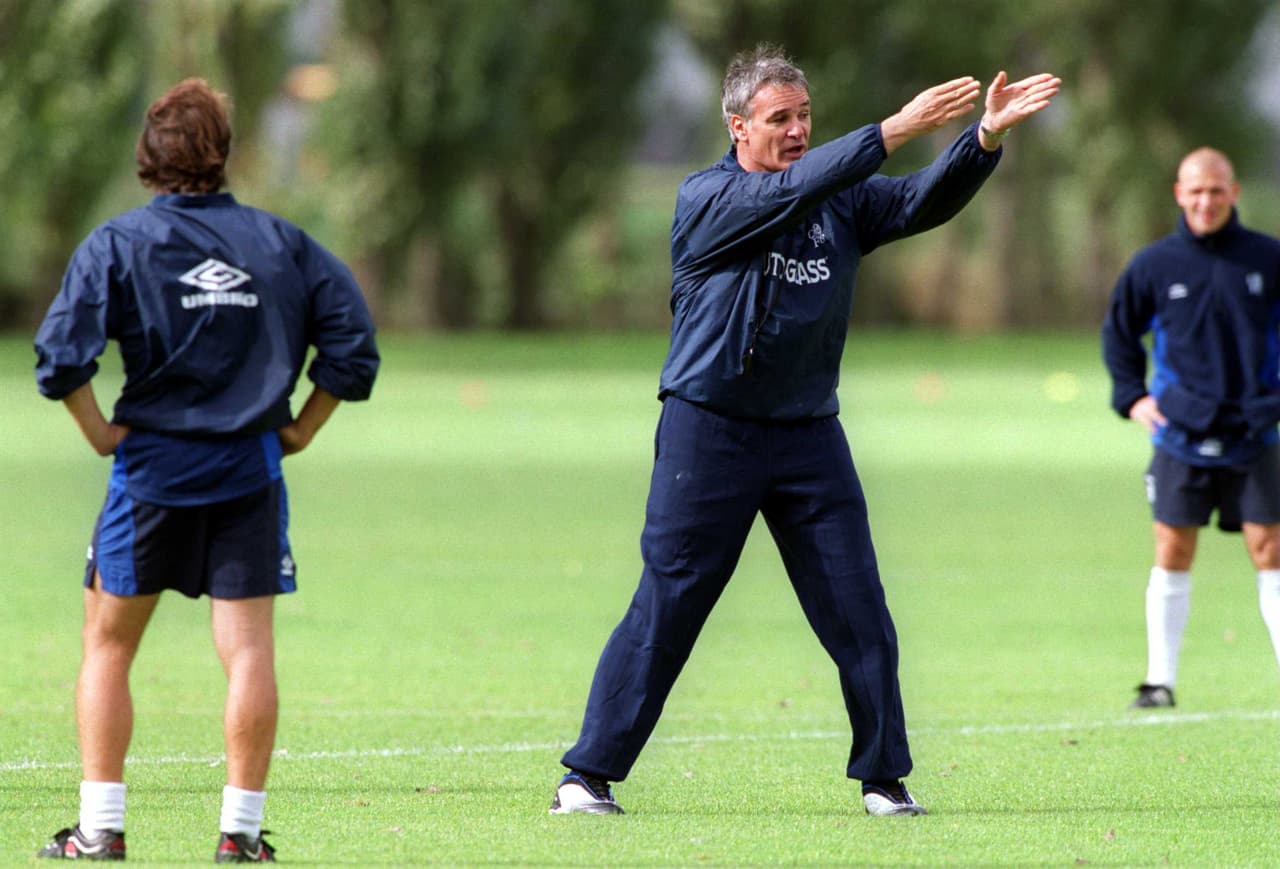 Claudio Ranieri Vs. Romario: las fiestas del delantero brasileño cuando jugaba en el Valencia no eran del gusto del entrenador italiano. "En mi vida privada hago lo que quiero y lo que me sale de los cojones. Y al que no le guste, que se joda", le respondió una vez el crack al estratega.