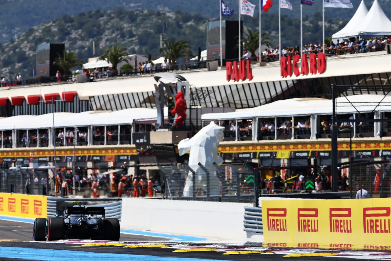 Este sábado, en el Circuito Paul Ricard de Le Castellett, se corrió la clasificación para el Gran Premio de Francia de este domingo. Los Mercedes siguen imbatibles y Lewis Hamilton logró su tercera Pole de la temporada. En segundo lugar partirá Valtteri Bottas y tercero será Charles Leclerc. Sergio 'Checo' Pérez, por su parte, se metió en el Top 15 ocupando el puesto 14.