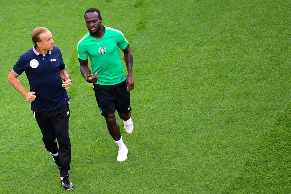 El técnico del equipo nigeriano, el alemán Gernot Rohr (izq) camina con el jugador del Chelsea Victor Moses. Hay esperanza en hacer lo propio sin depender de lo que pase en el otro duelo de grupo.