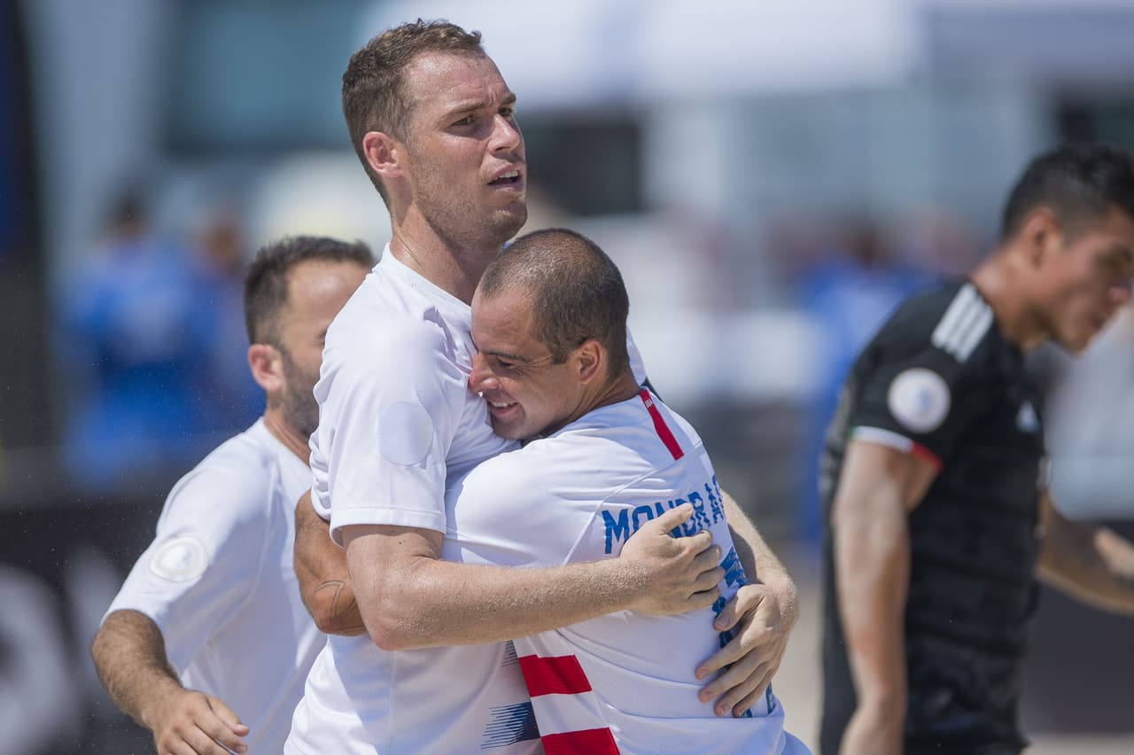 Nick Perera (izquierda) puso en ventaja al Team USA en el final del primer tiempo, el 1-0 se mantuvo por gran parte del juego.