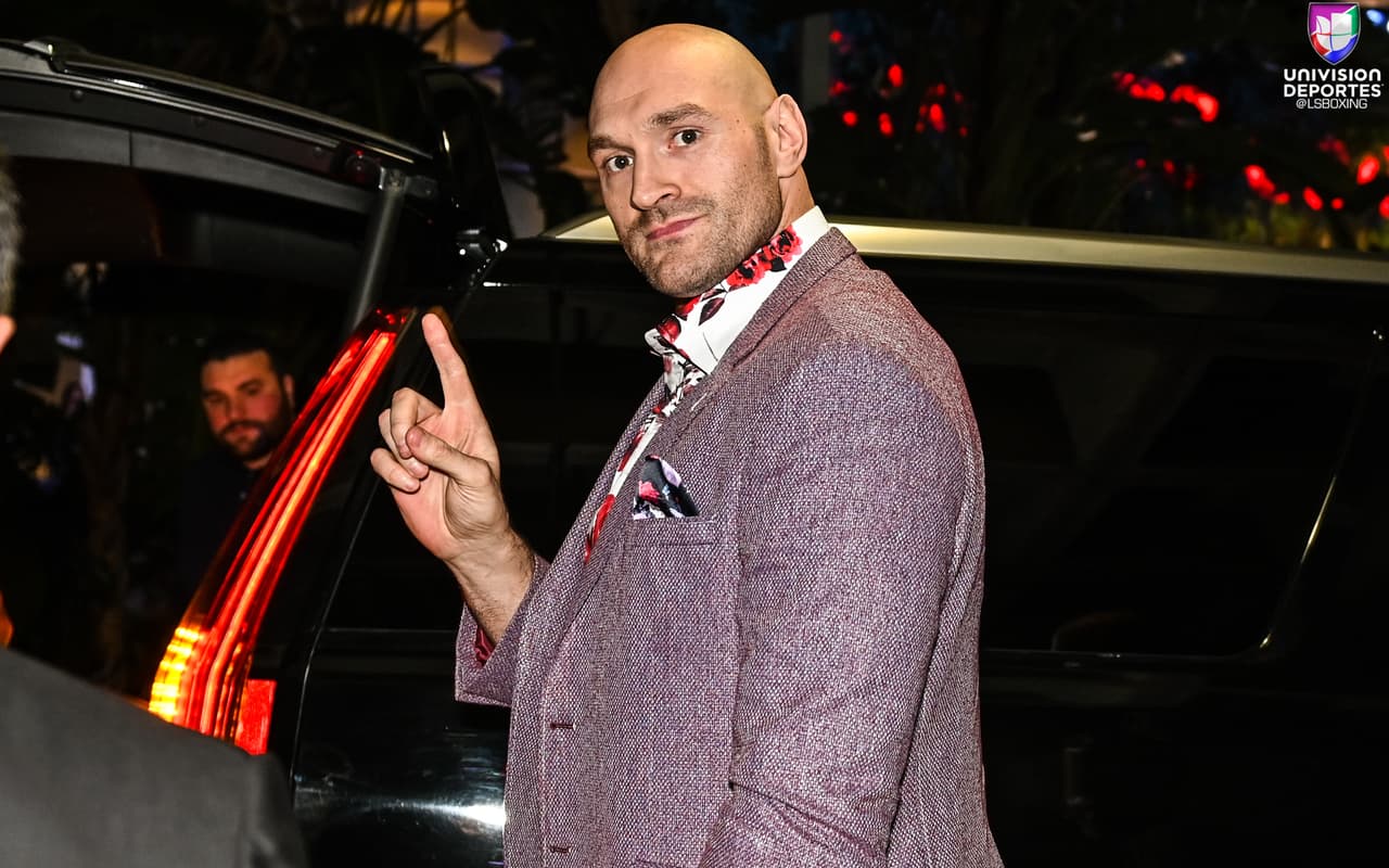 Tyson Fury y Deontay Wilder brindaron una pelea para la historia en el Staples Center de Los Ángeles. Wilder, monarca del CMB de peso completo, tiró en dos ocasiones al inglés, quien se levantó tras dominar la contienda con su elusivo boxeo. AL final, los jueces otorgaron un empate.