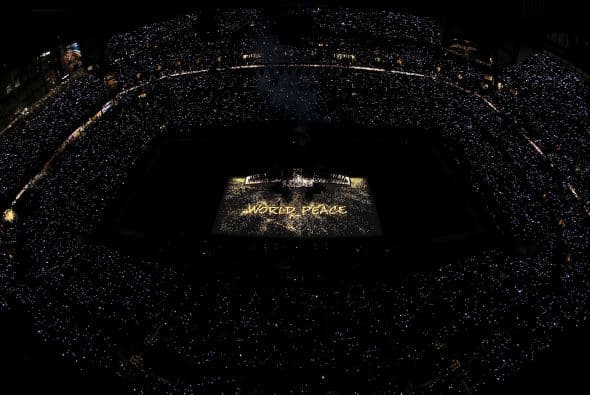 Tras interpretar como nunca 'Like a Prayer', Madonna decendió con un brinco del escenaruo...Mientras el escenario decía "Paz Mundial".