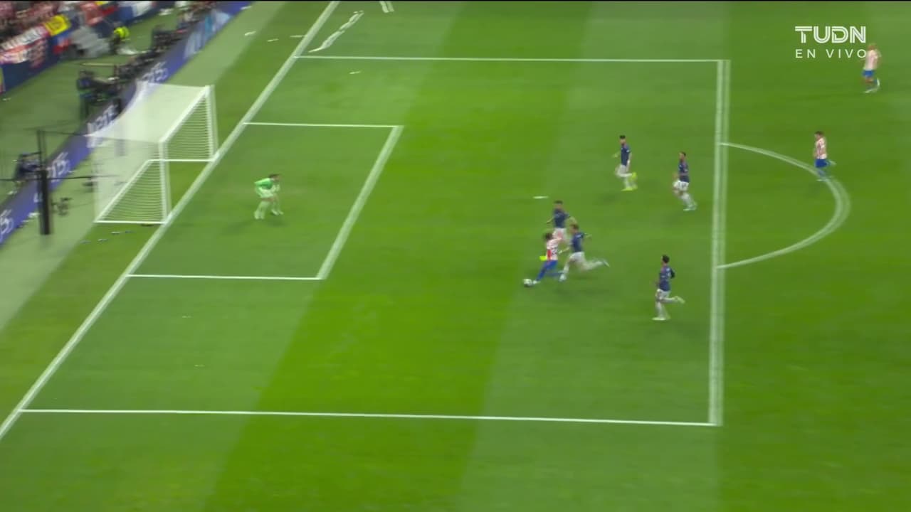 ¡El oso del torneo! Lookman falla solo frente a David Raya