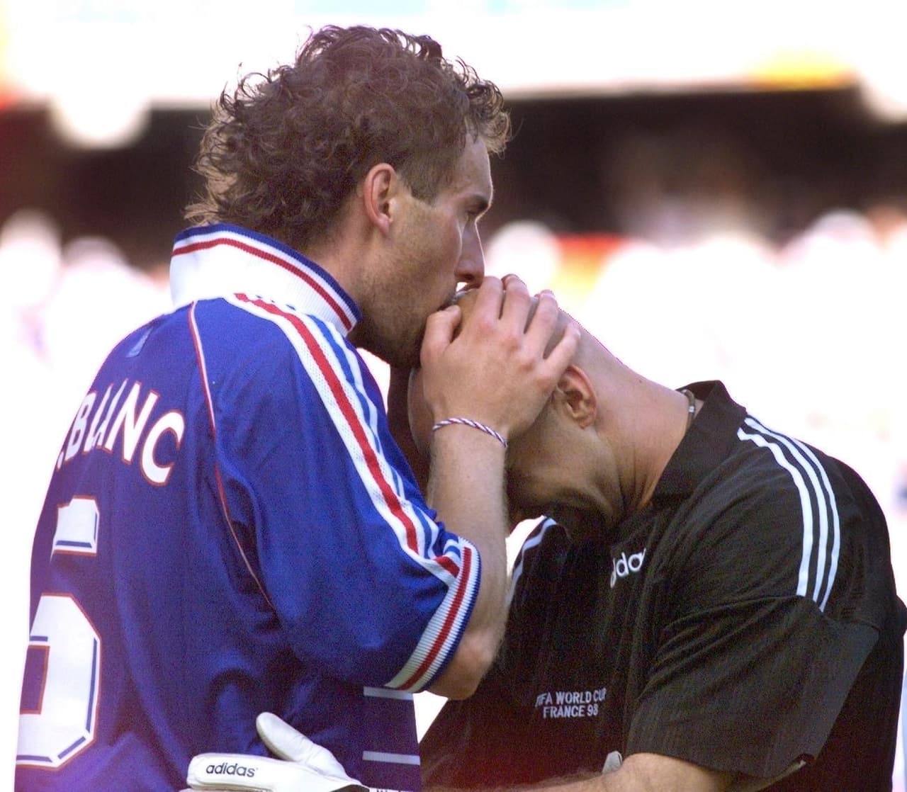 Uno de los rituales más recordados de Francia en el Mundial de 1998 era el beso que el defensa y capitán Laurent Blanc le daba a la calva de Barthez, gesto característico durante esa competencia.