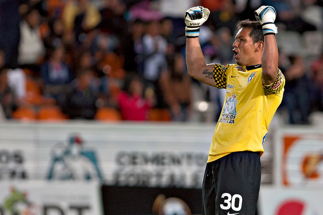 Así que Alonso habló con su directiva para negociar el préstamo de Rodolfo Cota a Chivas mediante el préstamo de Guzmán a Pachuca.