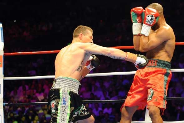 Apenas sonó la campana inicial, Green salió a la caza del veterano Roy Jones, de 40 años de edad.