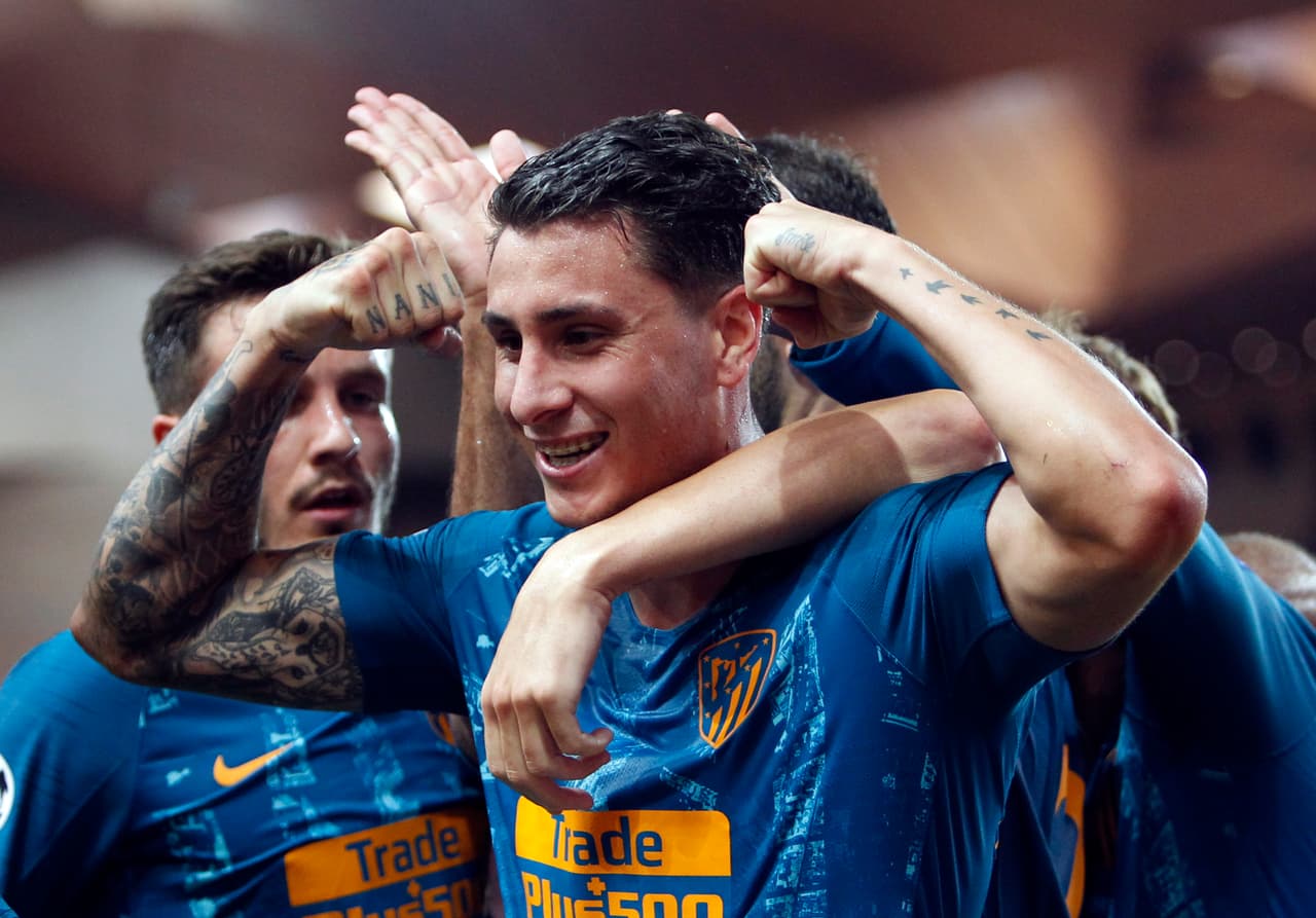 Y antes del descanso, tras el cobro de un tiro de esquina, se levantó de entre un puñado de jugadores el central español Giménez para martillar con la cabeza y poner 2-1 arriba al 'Atleti'.