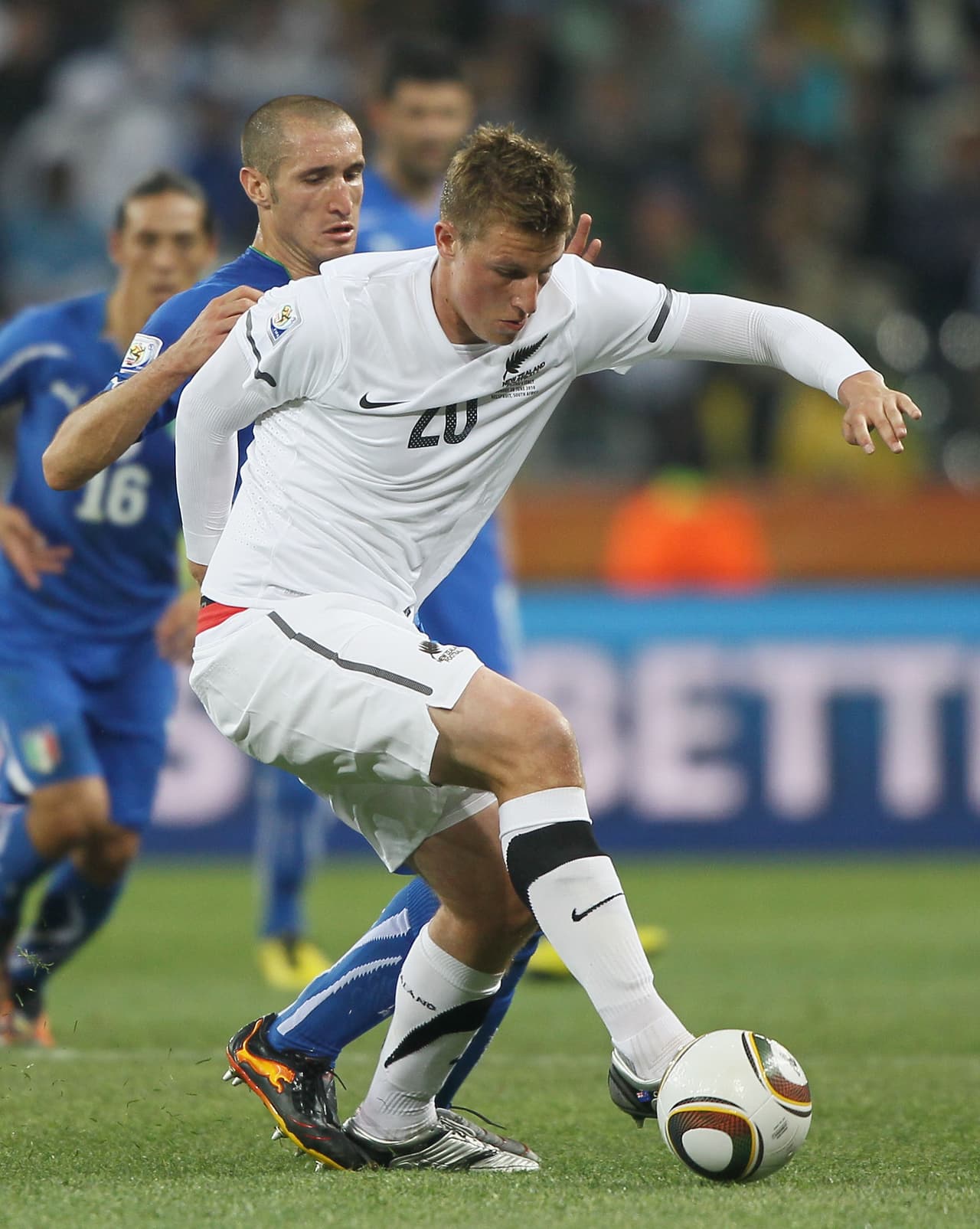 Incluso un defensa de clase mundial como Giorgio Chiellini halló difícil marcar a este corpulento goleador.