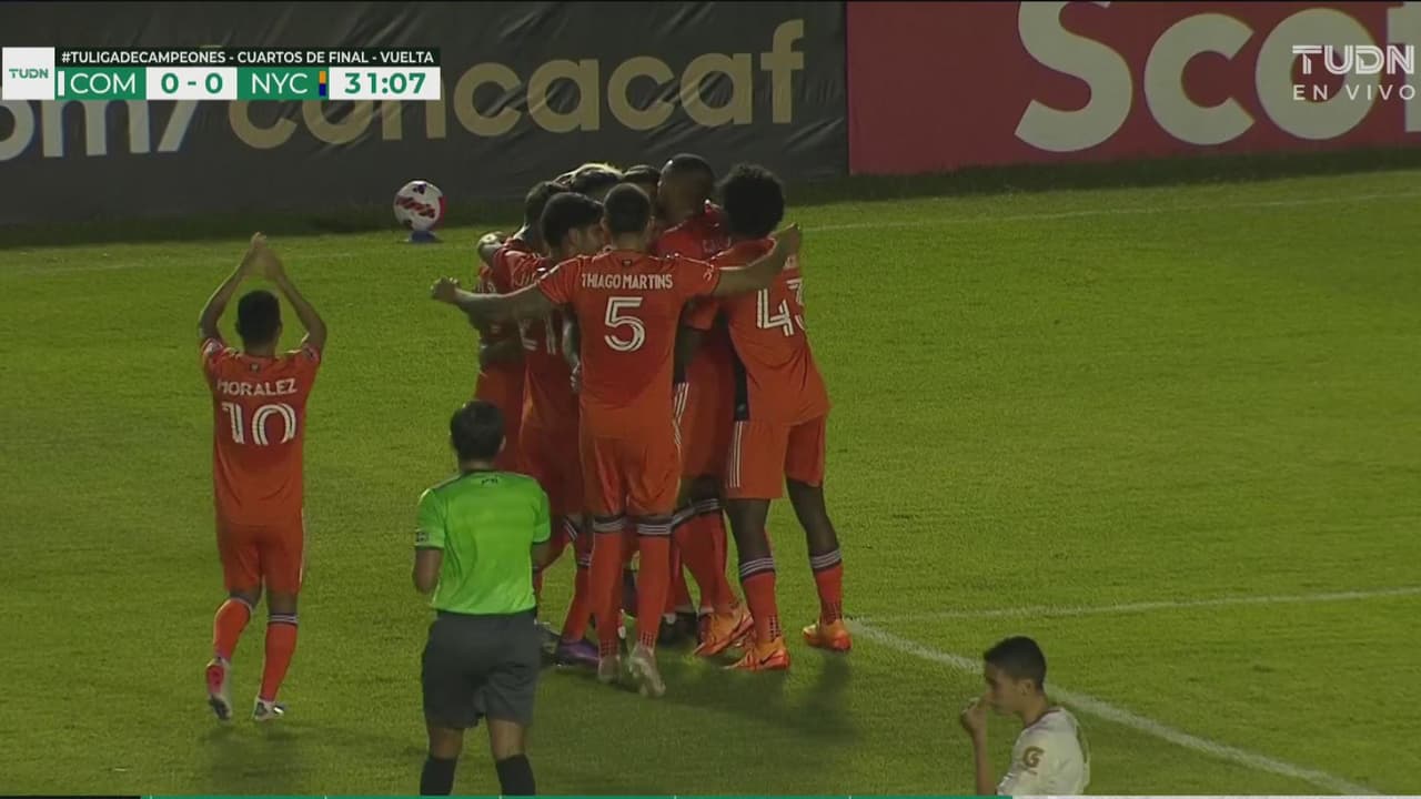 ¡Nadie llega a ese balón! Castellanos cobra perfecto y anota el 0-1