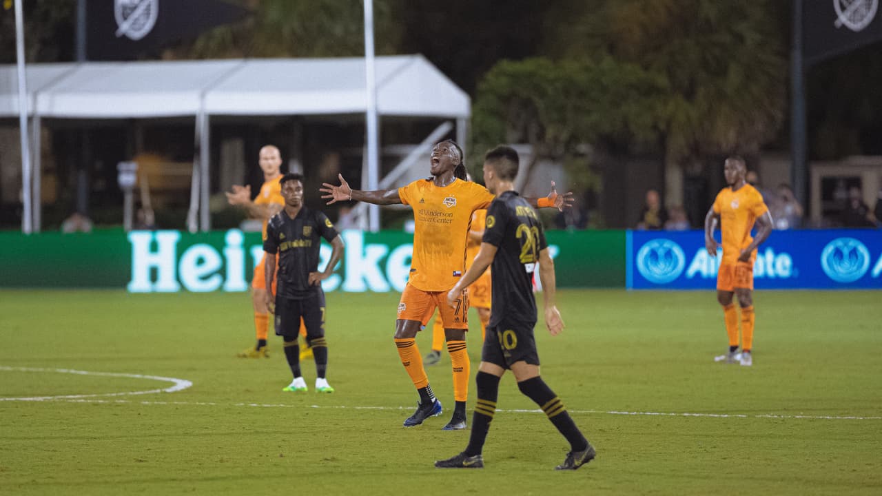 El LAFC no da por perdido ningún resultado, y en seis minutos logran empatar el partido que perdían 1-3.